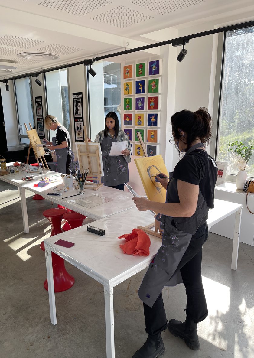 L'atelier de capsule.s : trois personnes peignent debout devant leurs chevalets