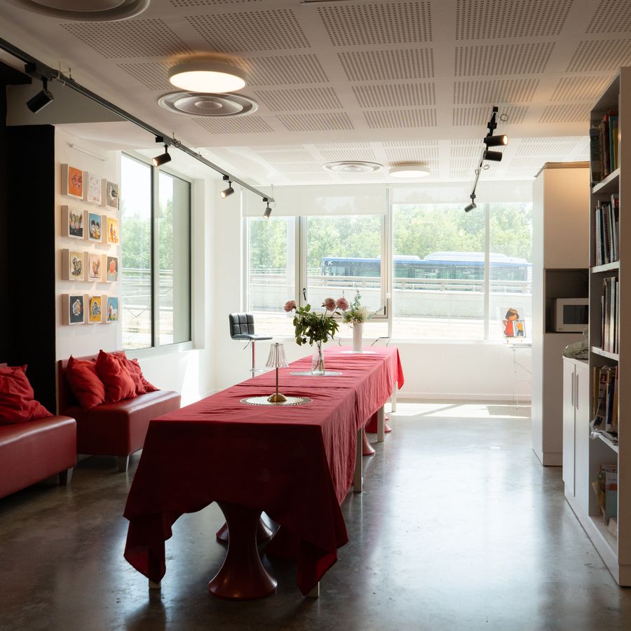 L’espace blanc : la grande baie vitrée, le mur d’œuvres, la table et les banquettes.