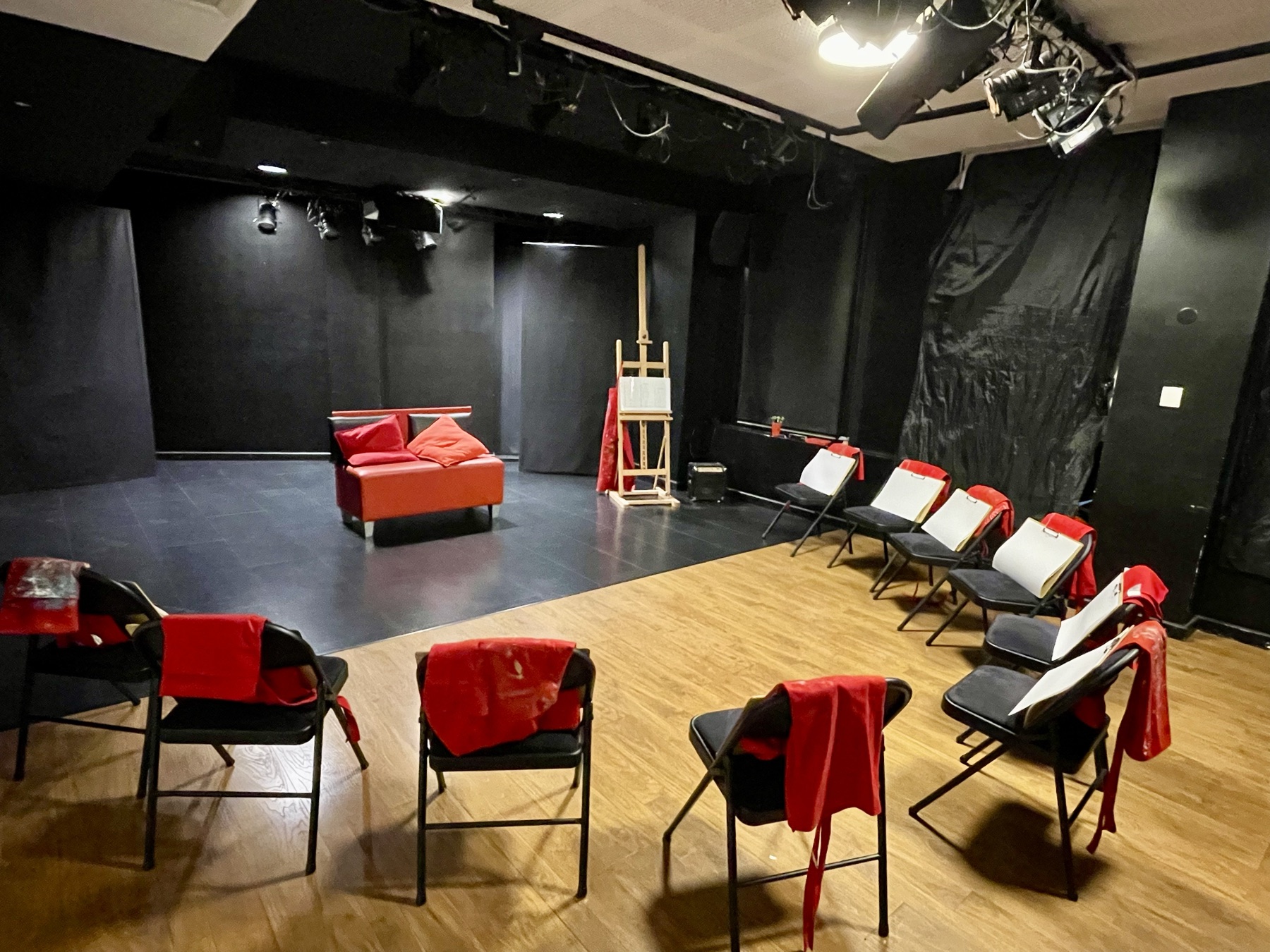 L’espace noir en configuration atelier, les chaises disposées en cercle face au plateau.